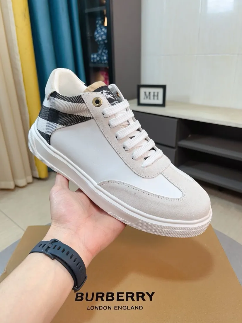 Ex-factory price 420🌹🌹"burberry" Burberry high-top original brand imported from Italy, selected cowhide with electric embroidered logo➕Genuine leather lining, breathable and comfortable (refuses to discolor and grind feet) Sole: non-slip rubber outsole, original quality, super comfortable Korean style shoes🏃 Men's shoe size: 38-44,
